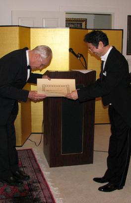Photo gentleman bowing and receiving award