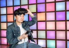 Student with virtual reality technology