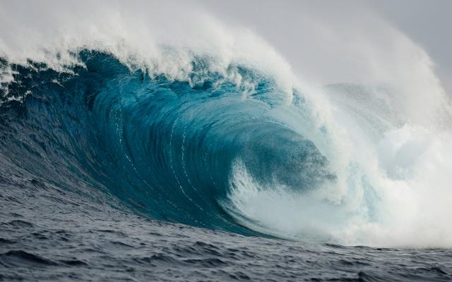 Ocean wave crashing