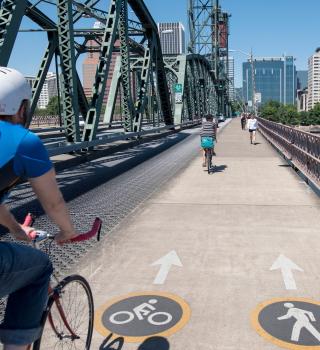 Bike rider going down Hawthorne bridge